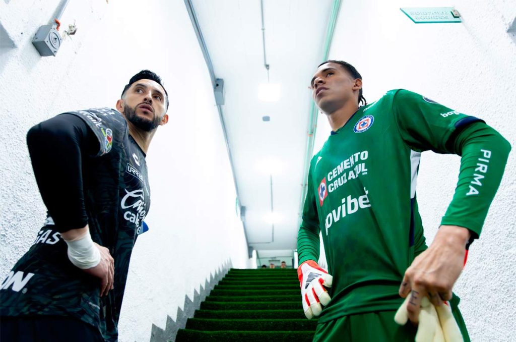 Camilo Vargas y Kevin Mier, dos porteros colombianos en la Liga MX