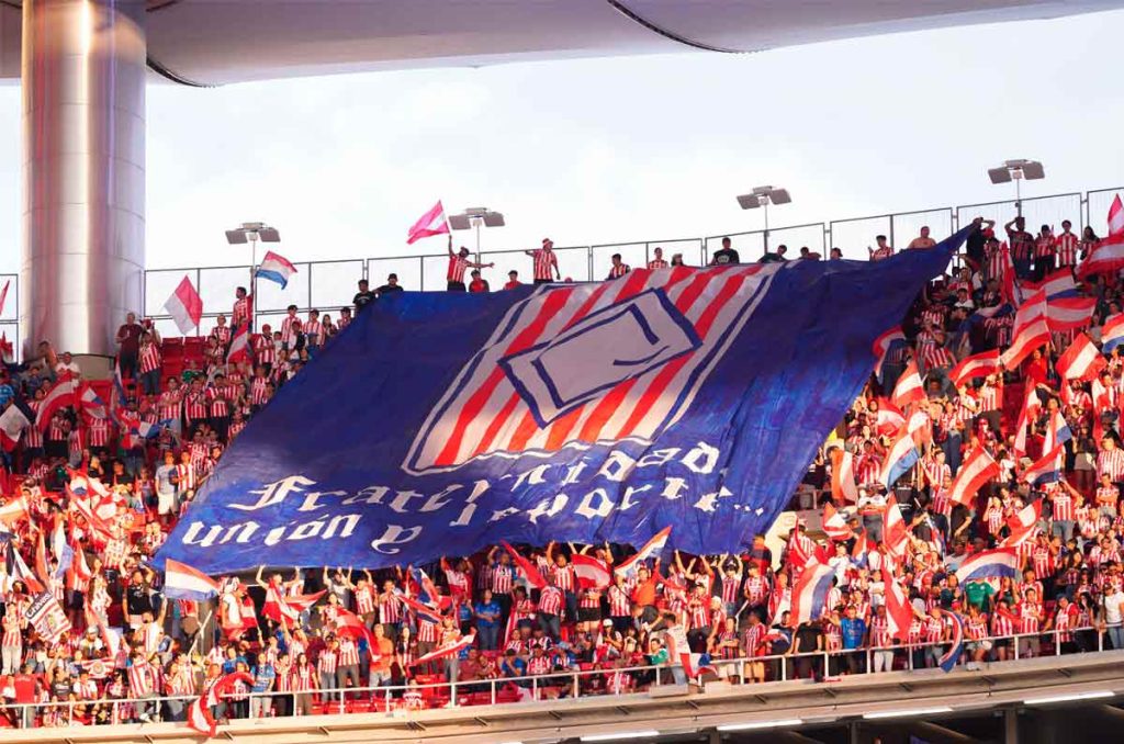 Los aficionados de Chivas deben decidir entre el boleto individual y un abono