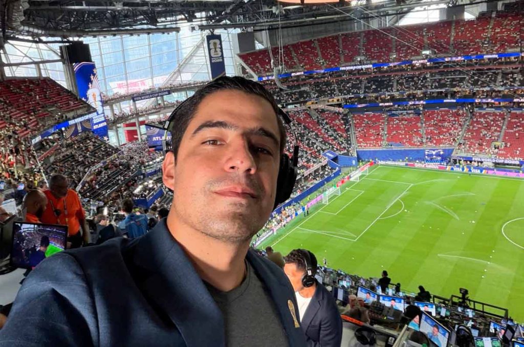 Andrés Vaca, narrador principal de la cadena TUDN