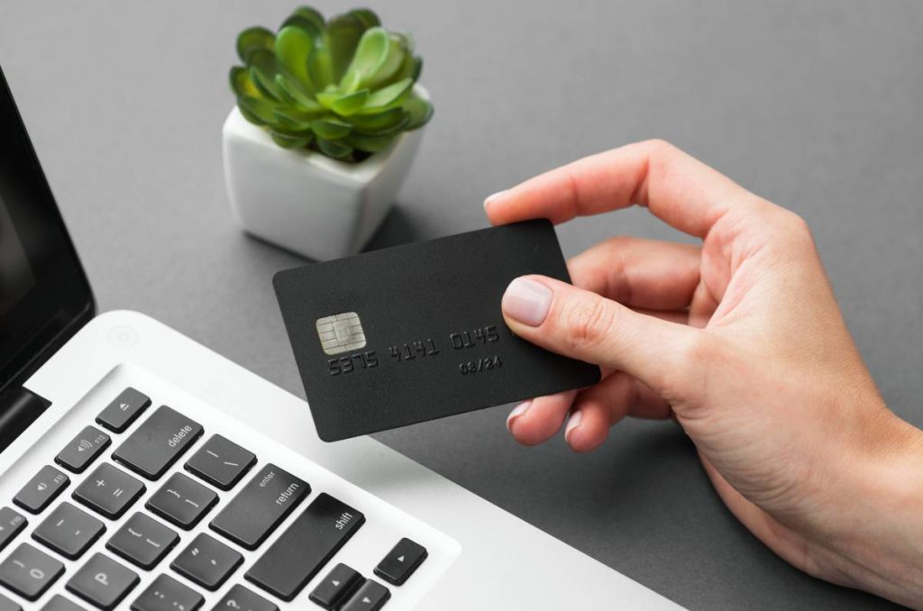 Tarjeta de crédito sin anualidad: qué revisar antes de elegir una opción digital